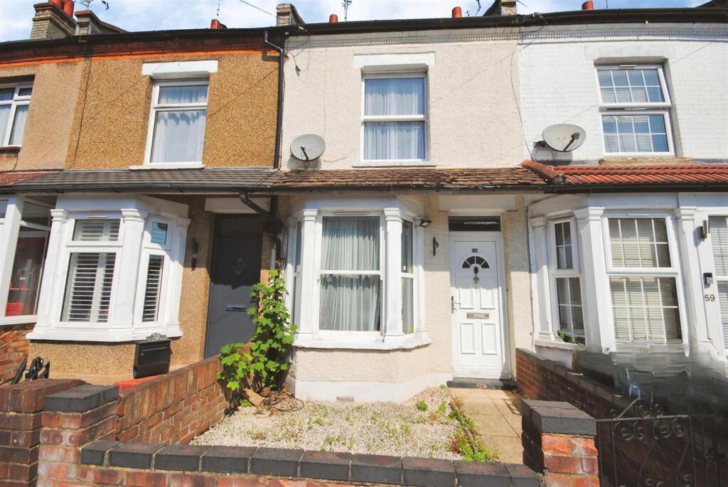 3 bed Mid Terraced House for rent in Watford. From Warren Anthony Estate Agents