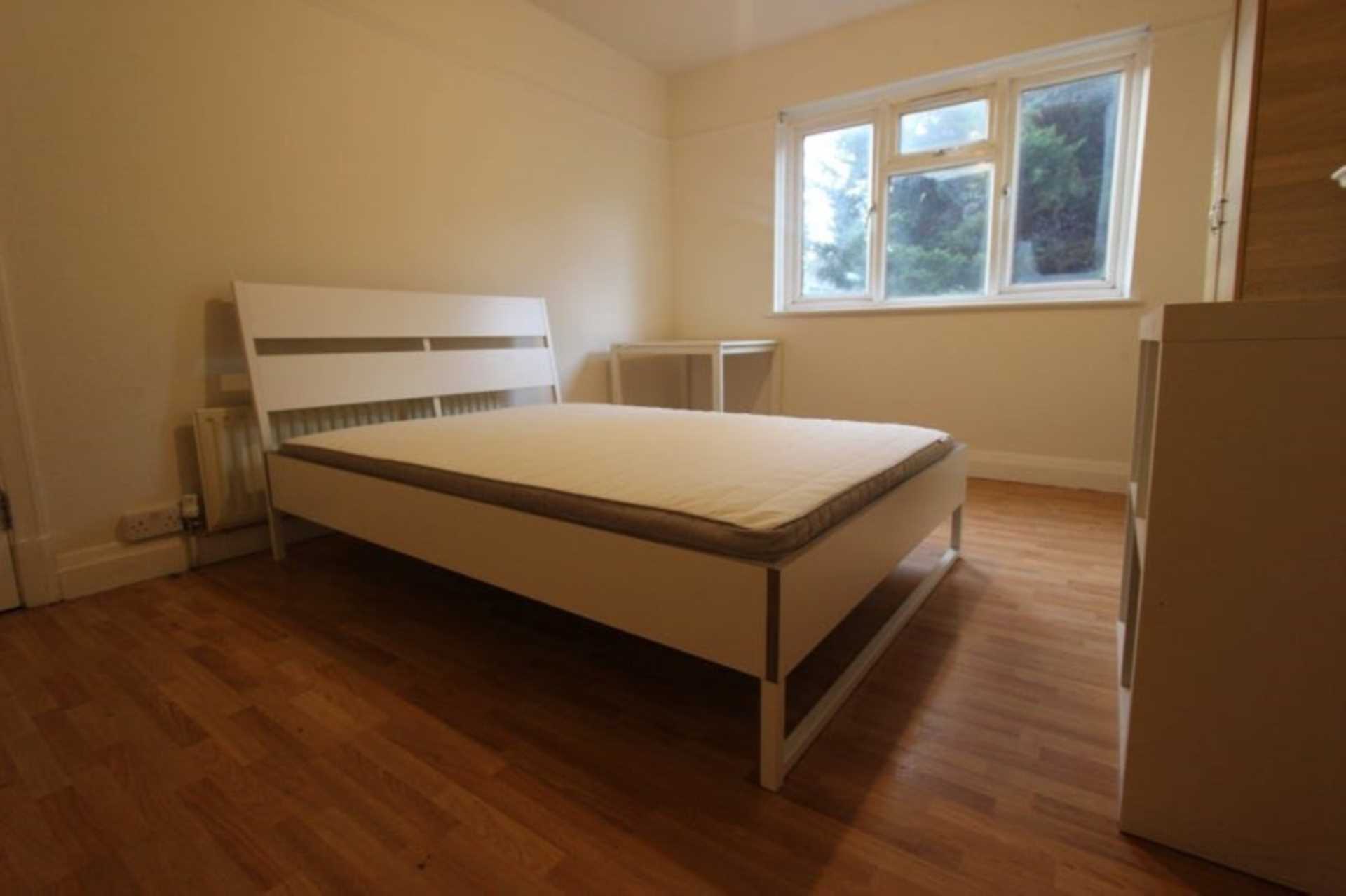 1 bed Room for rent in London. From Farrell Lewis Estates