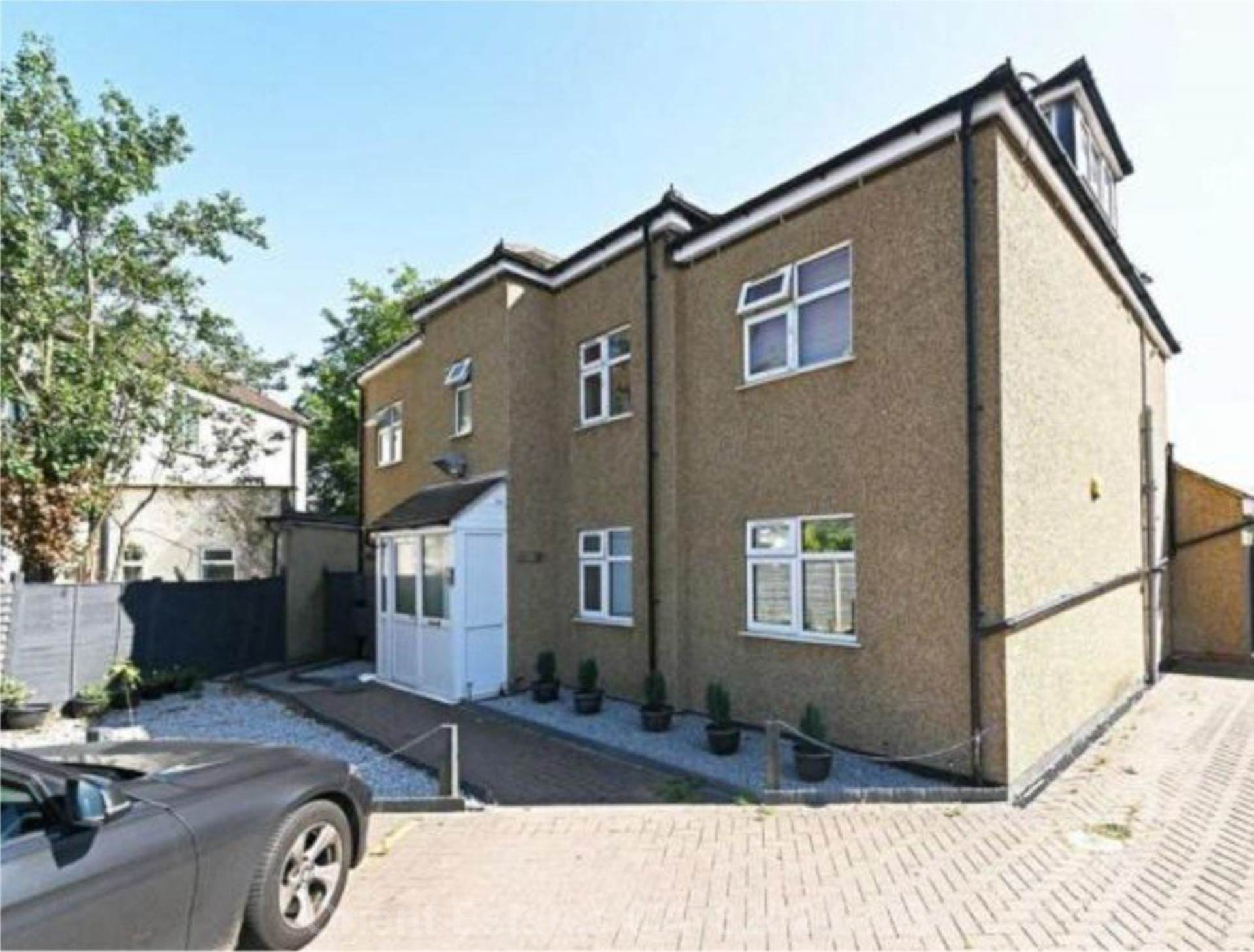 3 bed 1st Floor Flat for rent in London. From Orient Estates