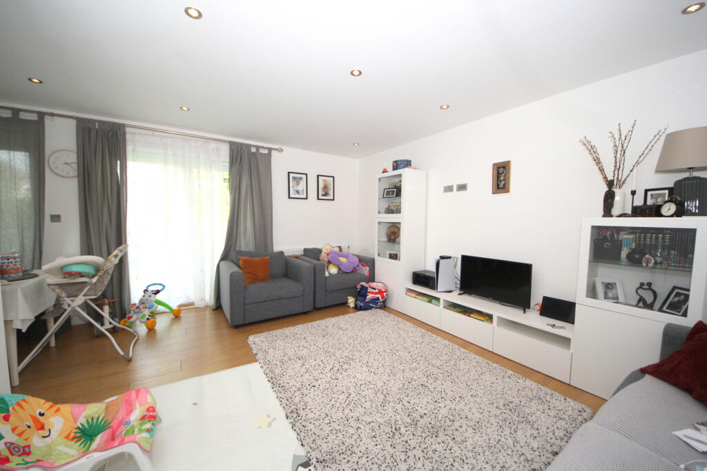 3 bed Flat for rent in Edmonton. From Addison Townends
