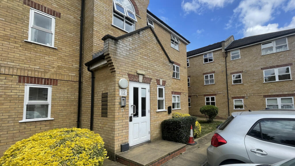 2 bed 1st Floor Flat for rent in Crews Hill. From Addison Townsend - Southgate