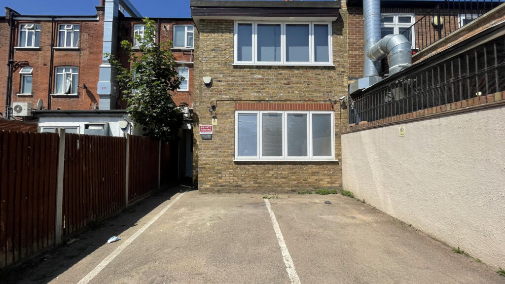 4 bed 1st Floor Flat for rent in Southgate. From Addison Townsend - Southgate 4 bed 1st Floor Flat for rent in Southgate. From Addison Townsend - Southgate