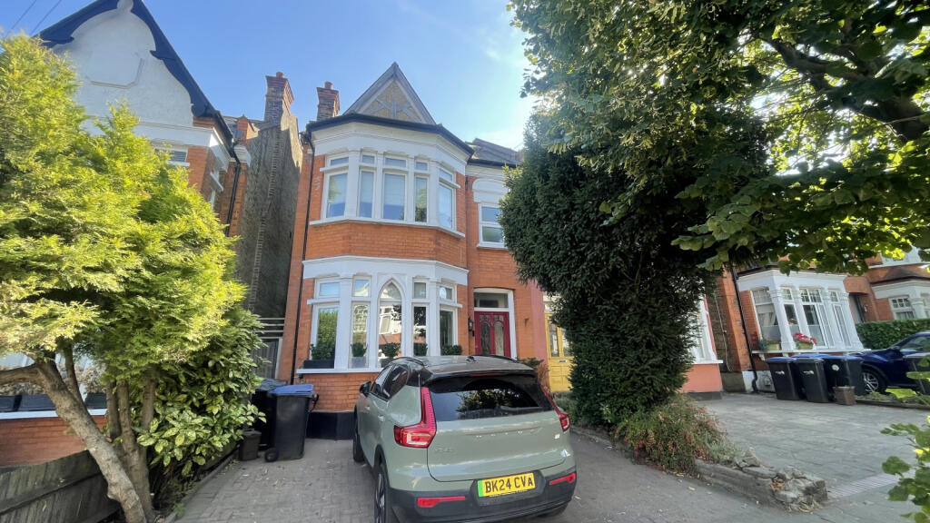 5 bed Semi Detached for rent in Southgate. From Addison Townsend - Southgate 5 bed Semi Detached for rent in Southgate. From Addison Townsend - Southgate