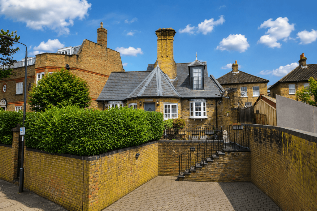 2 bed Cottage for rent in Southgate. From Addison Townsend - Southgate 2 bed Cottage for rent in Southgate. From Addison Townsend - Southgate