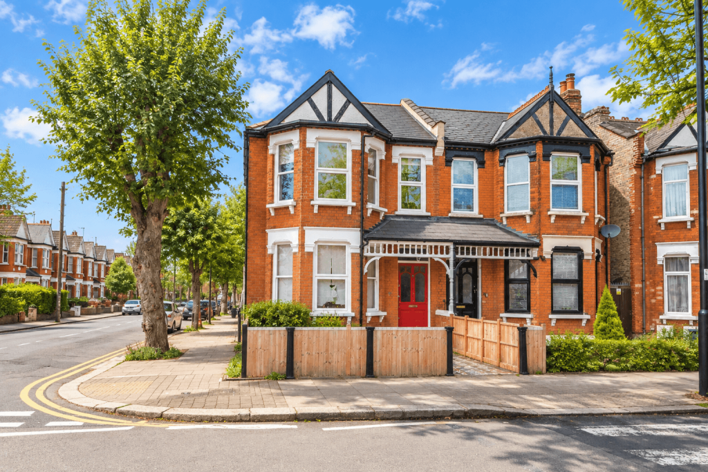6 bed House Share for rent in Wood Green. From Addison Townsend - Southgate
