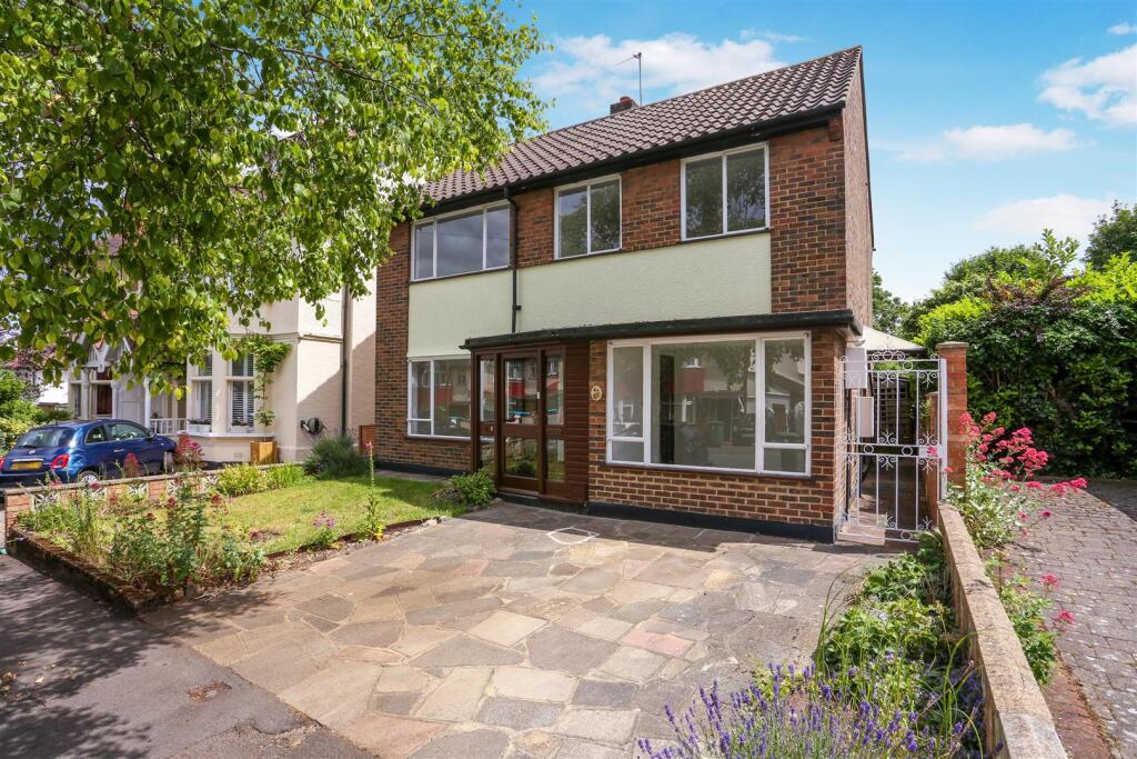 4 bed Detached for rent in Carshalton. From Silverman Black 4 bed Detached for rent in Carshalton. From Silverman Black
