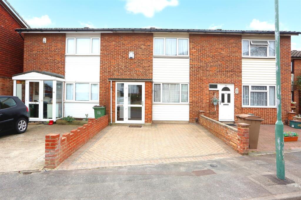 2 bed Mid Terraced House for rent in Croydon. From Silverman Black