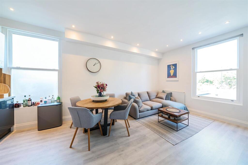 2 bed 1st Floor Flat for rent in Carshalton. From Silverman Black 2 bed 1st Floor Flat for rent in Carshalton. From Silverman Black