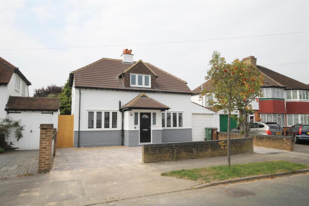2 bed Chalet for rent in Carshalton. From Silverman Black