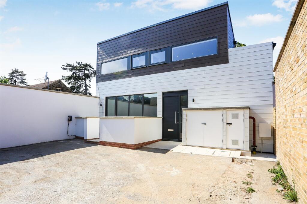 3 bed Semi Detached for rent in Epsom. From Silverman Black 3 bed Semi Detached for rent in Epsom. From Silverman Black