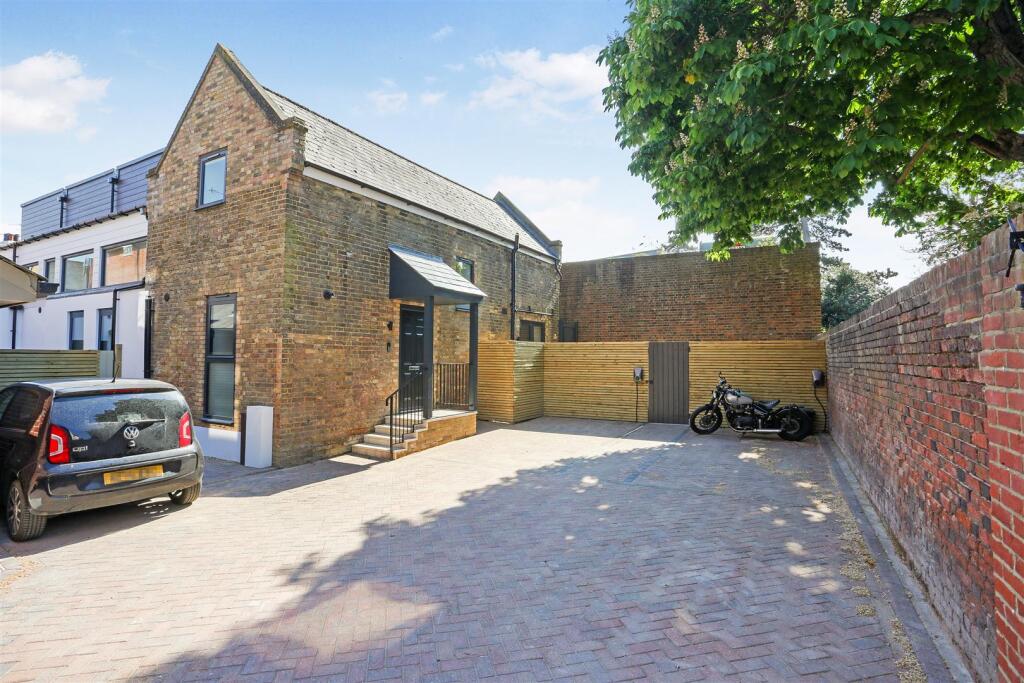 3 bed Semi Detached for rent in Epsom. From Silverman Black