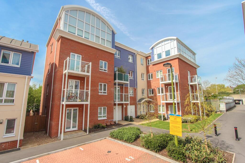 2 bed Apartment for rent in Watford. From Dey King and Haria