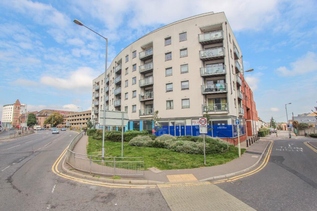 2 bed Apartment for rent in Watford. From Dey King and Haria Estate Agents - Watford