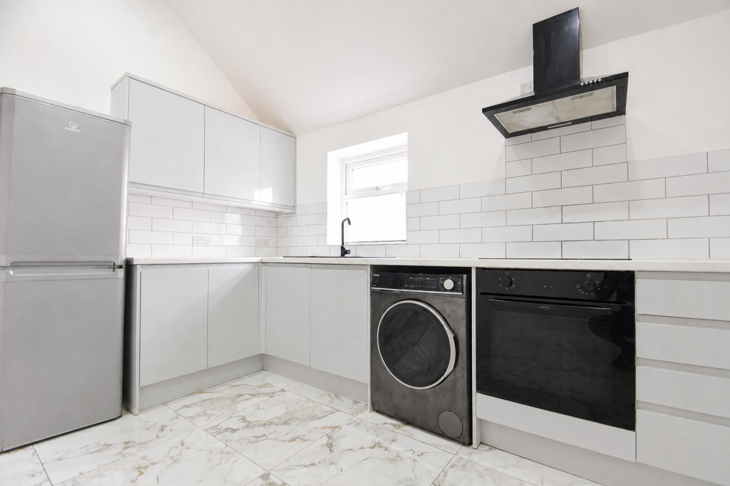 4 bed 1st Floor Flat for rent in Cardiff. From 2 Let 2 - Cardiff