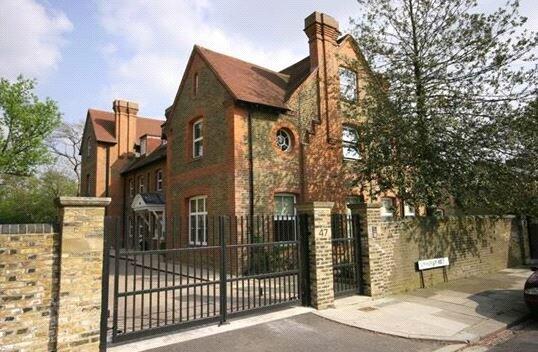 3 bed Detached House for rent in London. From Winkworth - Ealing and Acton