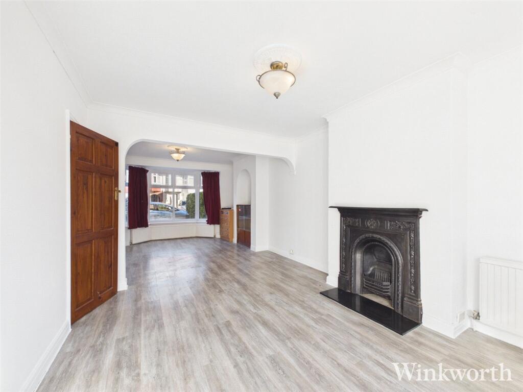 3 bed Detached for rent in London. From Winkworth - Ealing & Acton