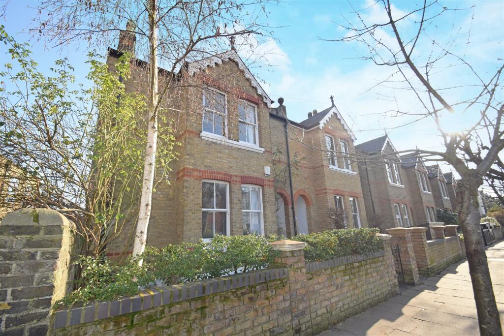 5 bed Semi-Detached House for rent in Twickenham. From Chase Buchanan - St. Margarets Office