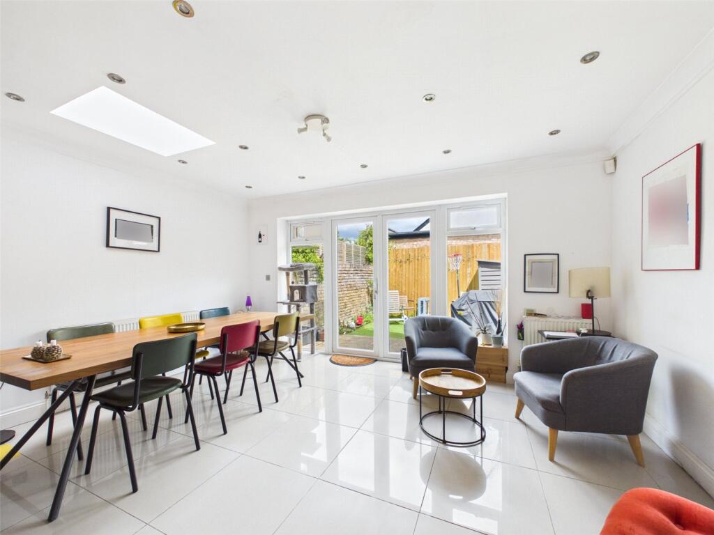 5 bed Mid Terraced House for rent in Twickenham. From Chase Buchanan - St. Margarets Office 5 bed Mid Terraced House for rent in Twickenham. From Chase Buchanan - St. Margarets Office