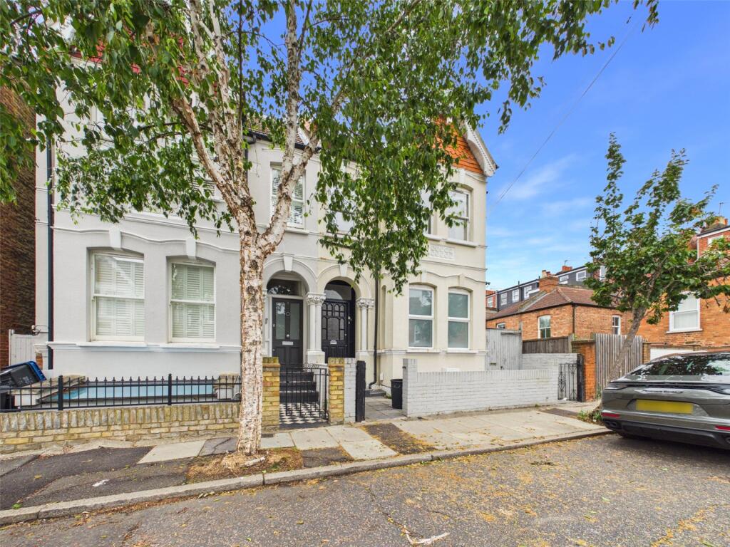 3 bed Apartment for rent in Twickenham. From Chase Buchanan - St. Margarets Office