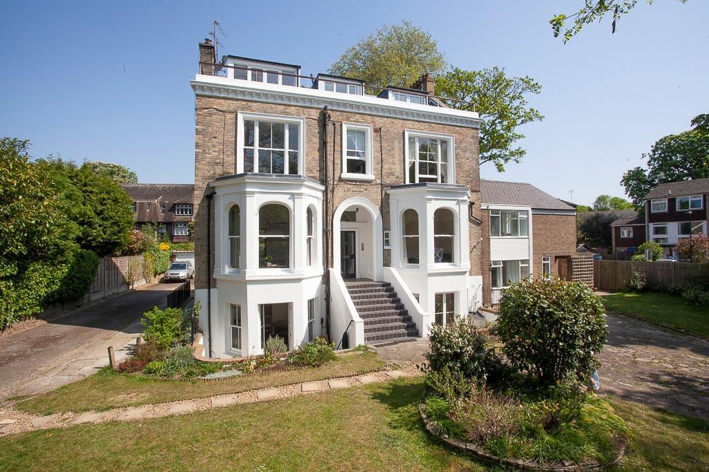 2 bed Penthouse for rent in Twickenham. From Chase Buchanan - St. Margarets Office