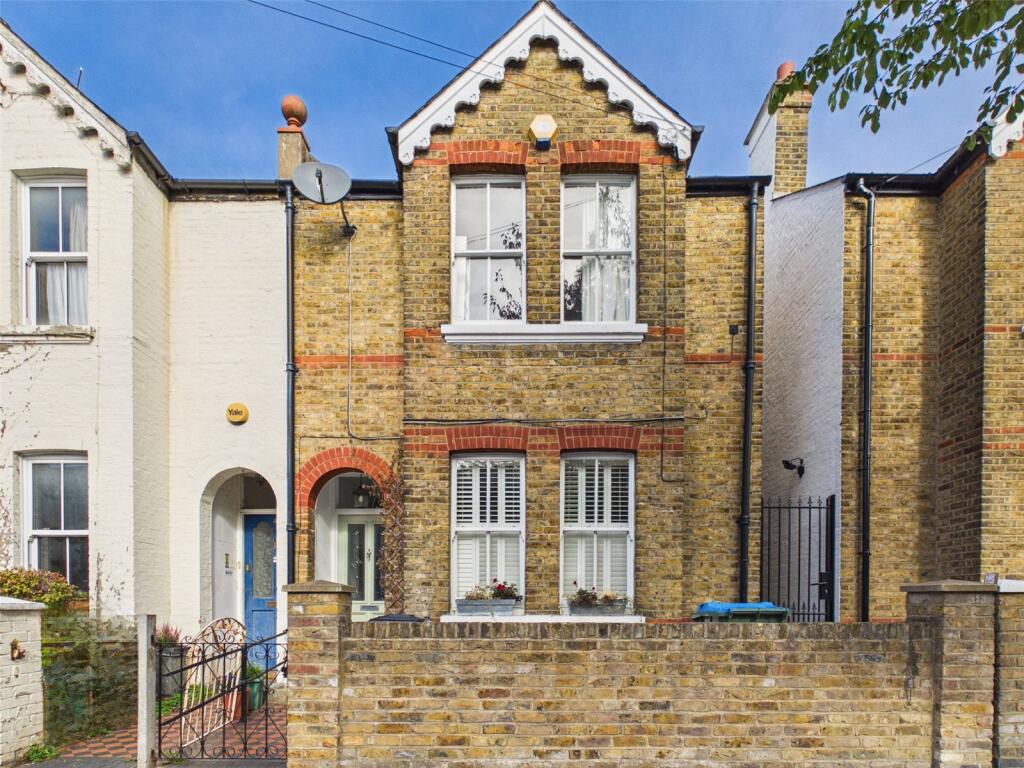 4 bed Semi Detached for rent in Twickenham. From Chase Buchanan - St. Margarets Office