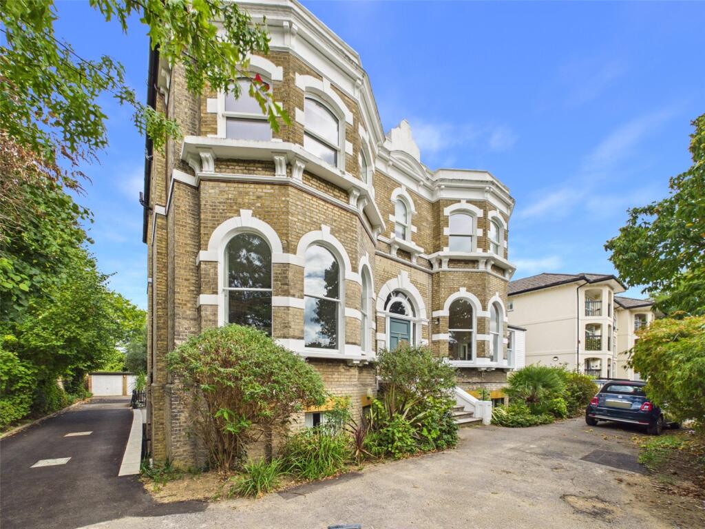 3 bed Apartment for rent in Twickenham. From Chase Buchanan - St. Margarets Office 3 bed Apartment for rent in Twickenham. From Chase Buchanan - St. Margarets Office