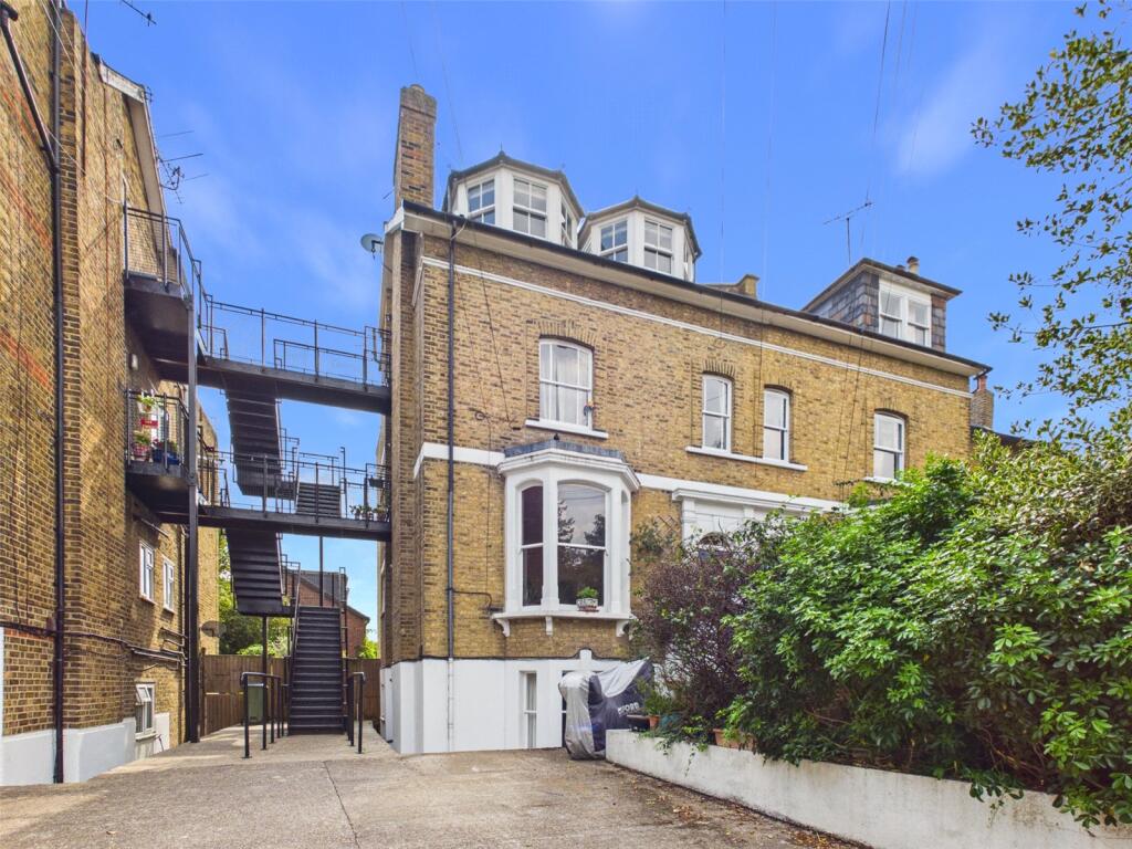 2 bed Apartment for rent in Twickenham. From Chase Buchanan - St. Margarets Office 2 bed Apartment for rent in Twickenham. From Chase Buchanan - St. Margarets Office
