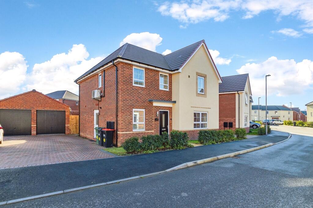 4 bed Detached for rent in Little Brickhill. From Courtyard 4 bed Detached for rent in Little Brickhill. From Courtyard