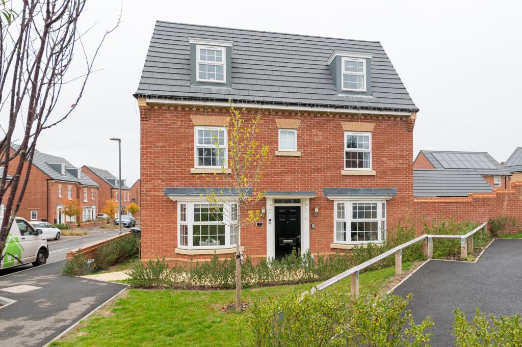 4 bed Detached for rent in Little Brickhill. From Courtyard 4 bed Detached for rent in Little Brickhill. From Courtyard
