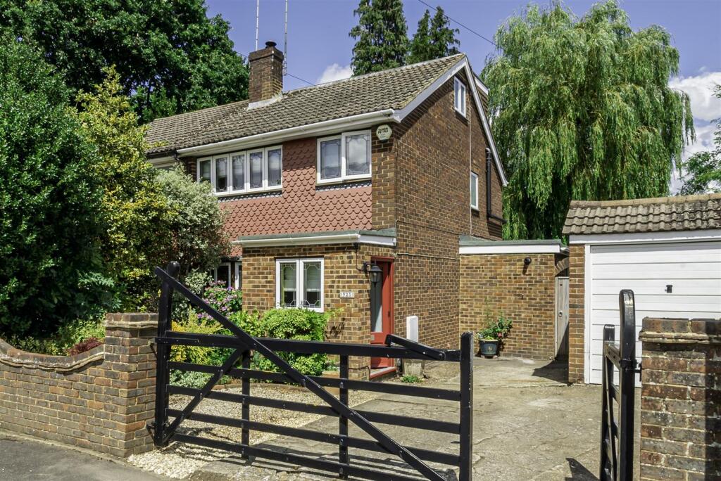 4 bed Detached for rent in Farnborough. From Nicholsons - Fleet