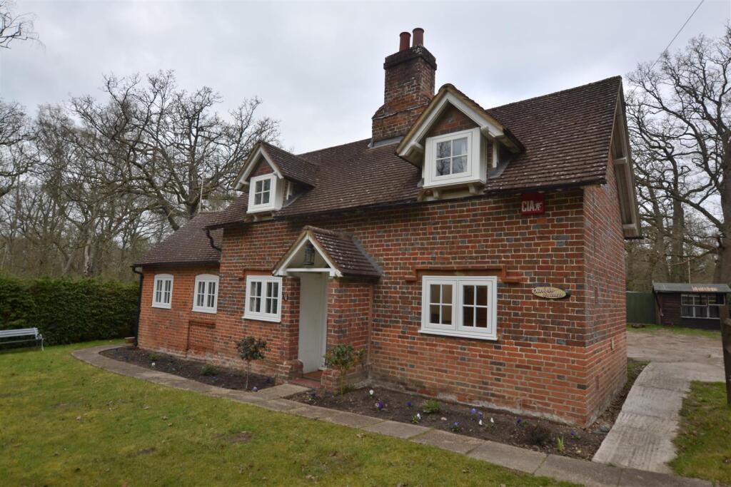 3 bed Cottage for rent in Fleet. From Nicholsons - Fleet
