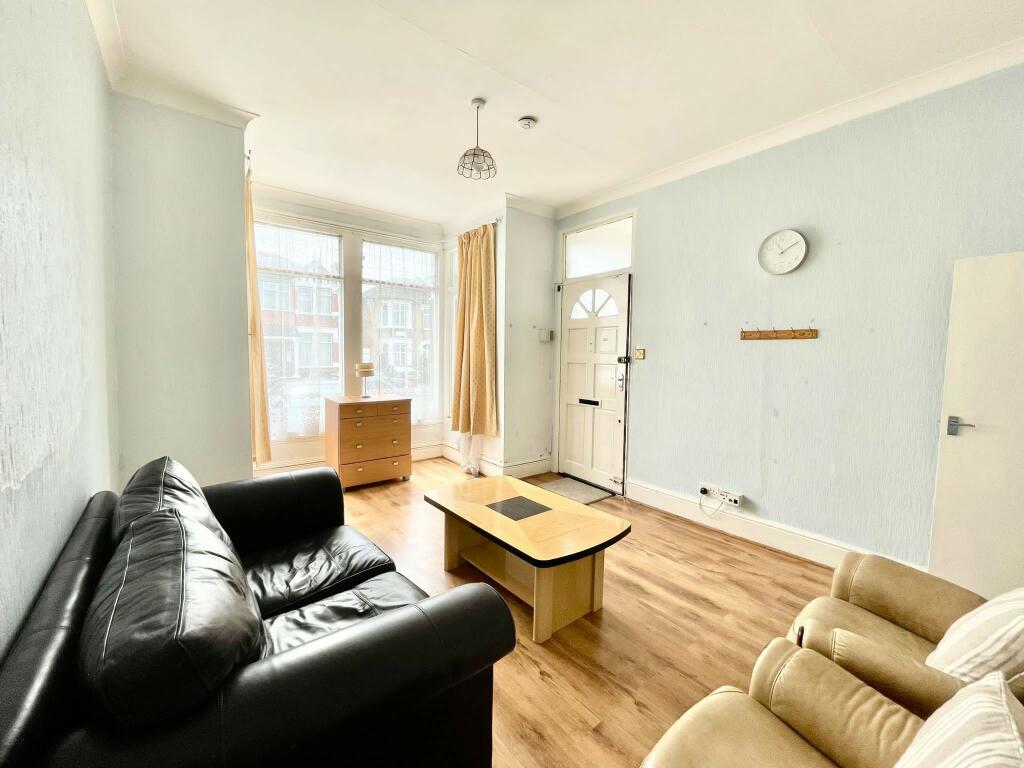 1 bed House (unspecified) for rent in Ilford. From Hetheringtons - Lettings - South Woodford