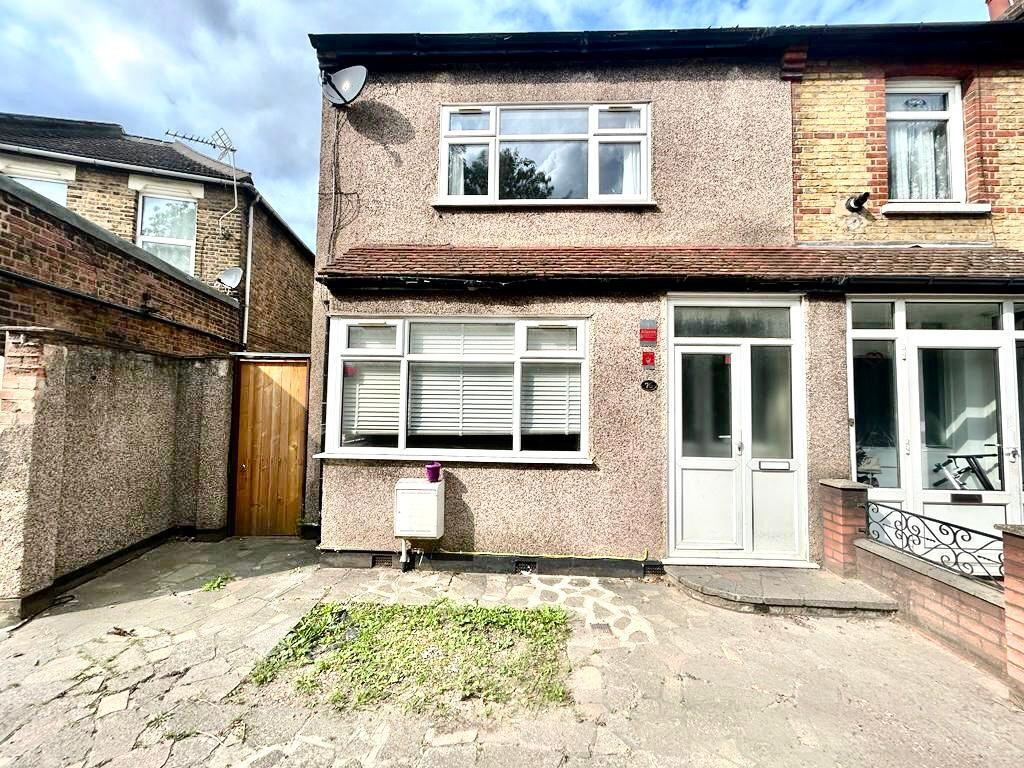 2 bed Mid Terraced House for rent in Woodford. From Hetheringtons - Lettings - South Woodford