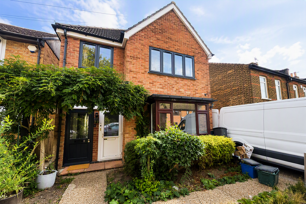 3 bed 1st Floor Flat for rent in Woodford. From Hetheringtons - Lettings - South Woodford