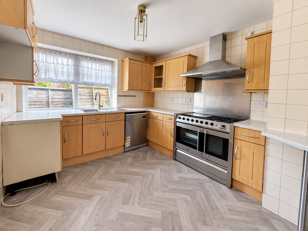 3 bed Detached for rent in Chingford. From Hetheringtons - Lettings - South Woodford 3 bed Detached for rent in Chingford. From Hetheringtons - Lettings - South Woodford