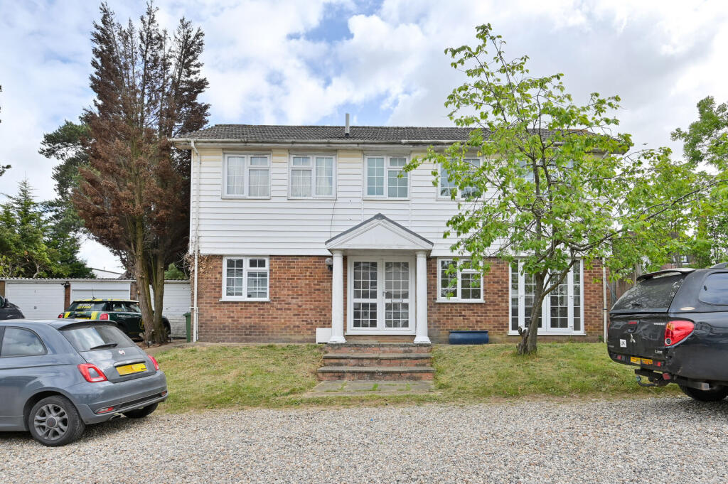 3 bed Mid Terraced House for rent in Bushey. From Imagine - Watford