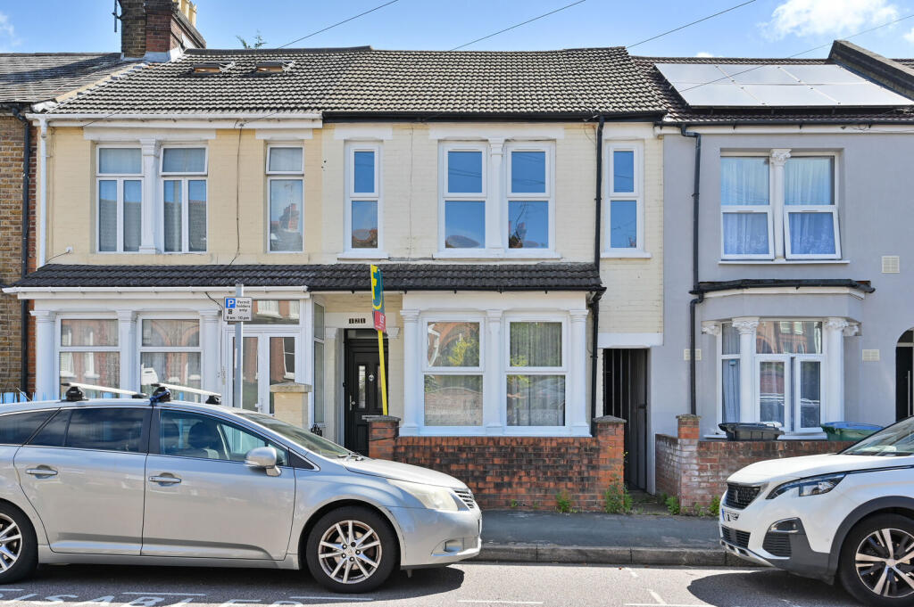 3 bed Mid Terraced House for rent in Watford. From Imagine - Watford