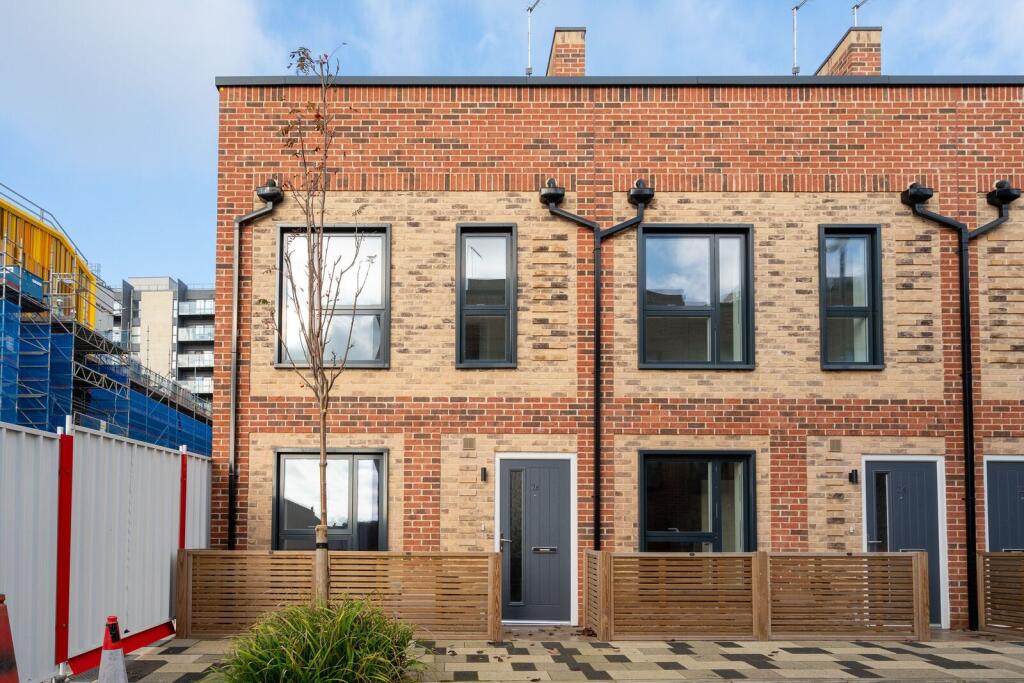 3 bed Mid Terraced House for rent in Watford. From Imagine - Watford