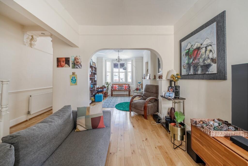 4 bed End of Terrace for rent in New Malden. From Kinleigh Folkard & Hayward - Lettings - Raynes Park