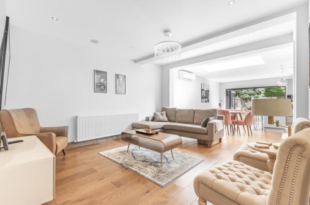 2 bed 1st Floor Flat for rent in London. From Kinleigh Folkard & Hayward - Lettings - Raynes Park