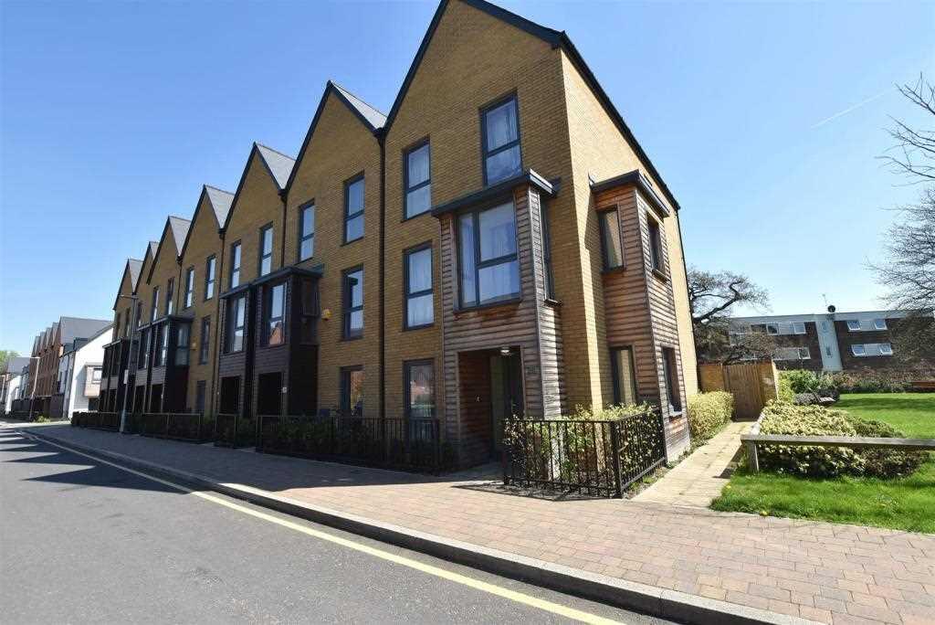 4 bed Detached for rent in Uxbridge. From Woodrow Morris 4 bed Detached for rent in Uxbridge. From Woodrow Morris