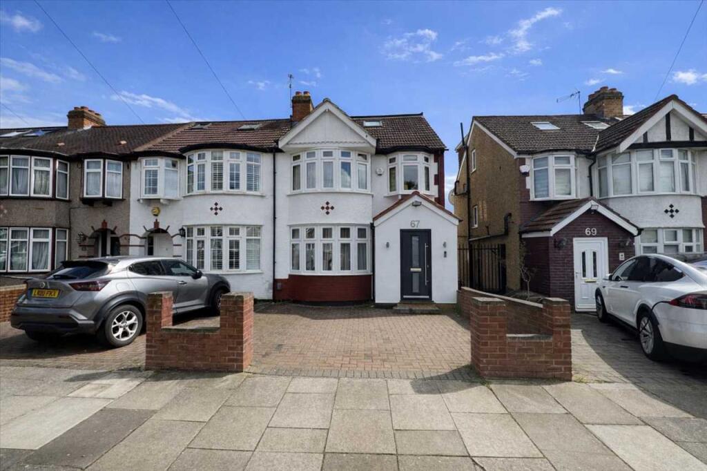 4 bed Detached for rent in Greenford. From Woodrow Morris