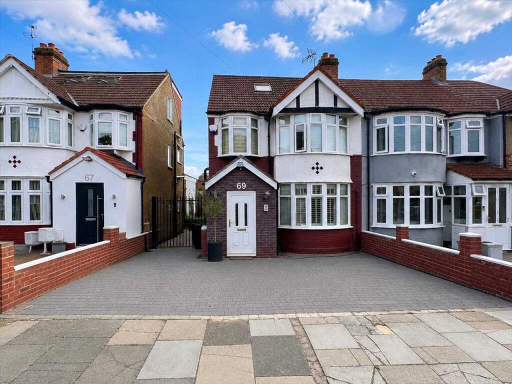 4 bed Detached for rent in Greenford. From Woodrow Morris