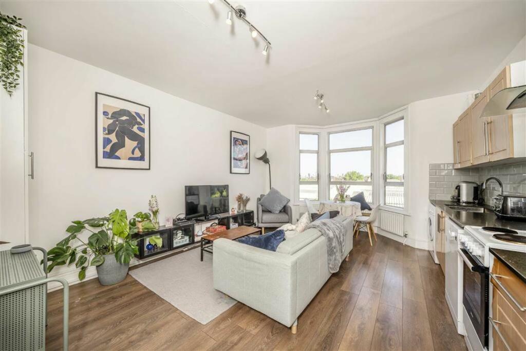 4 bed Flat for rent in Deptford. From Peter James Estate Agents - New Cross