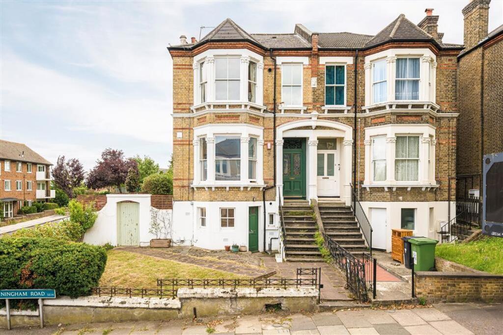 2 bed 1st Floor Flat for rent in Deptford. From Dexters - New Cross 2 bed 1st Floor Flat for rent in Deptford. From Dexters - New Cross