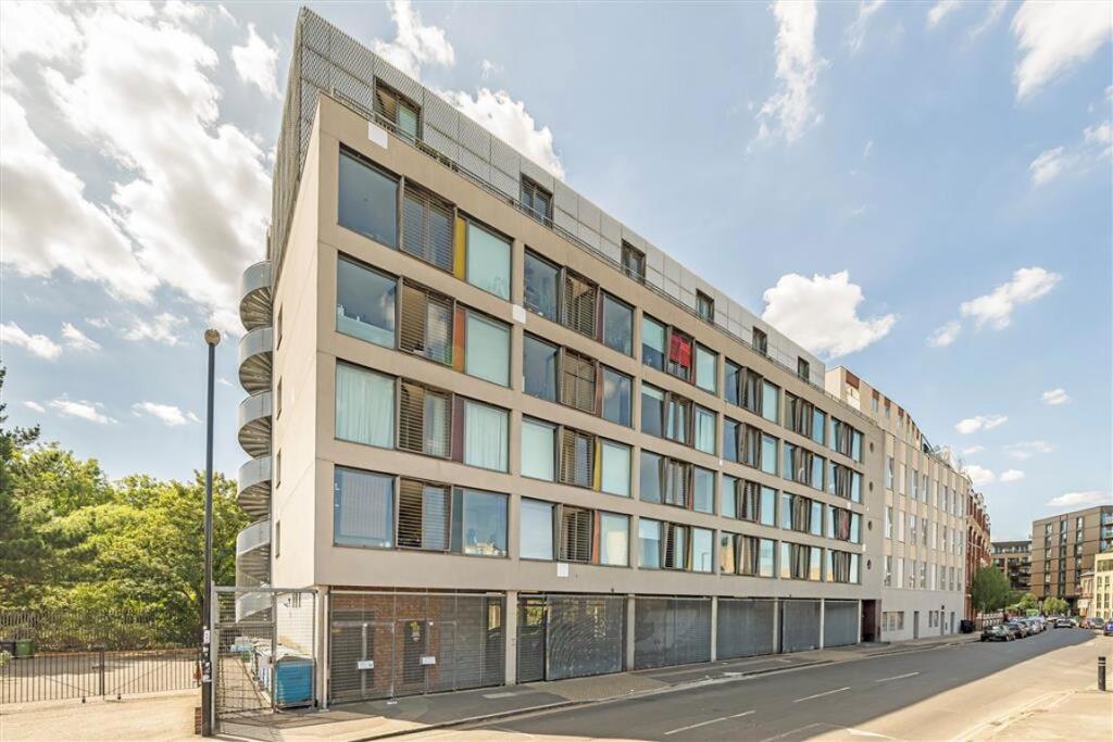 2 bed 1st Floor Flat for rent in Deptford. From Dexters - New Cross
