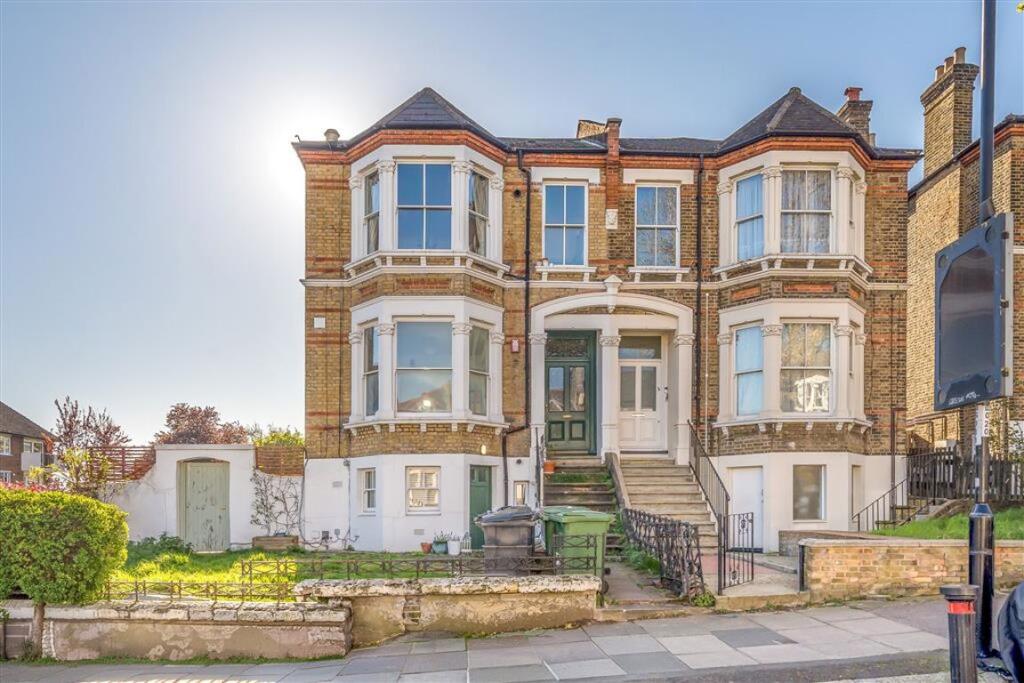 2 bed 1st Floor Flat for rent in Deptford. From Dexters - New Cross 2 bed 1st Floor Flat for rent in Deptford. From Dexters - New Cross