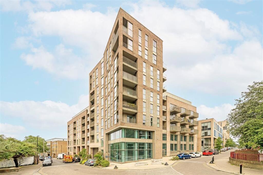 2 bed 1st Floor Flat for rent in Deptford. From Dexters - New Cross