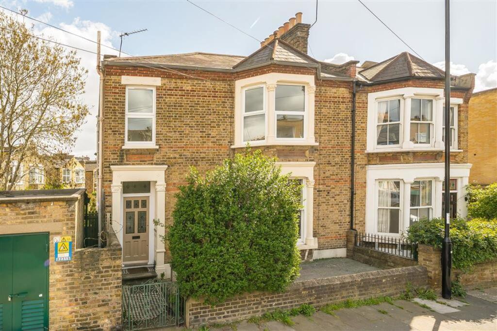 2 bed 1st Floor Flat for rent in Deptford. From Dexters - New Cross