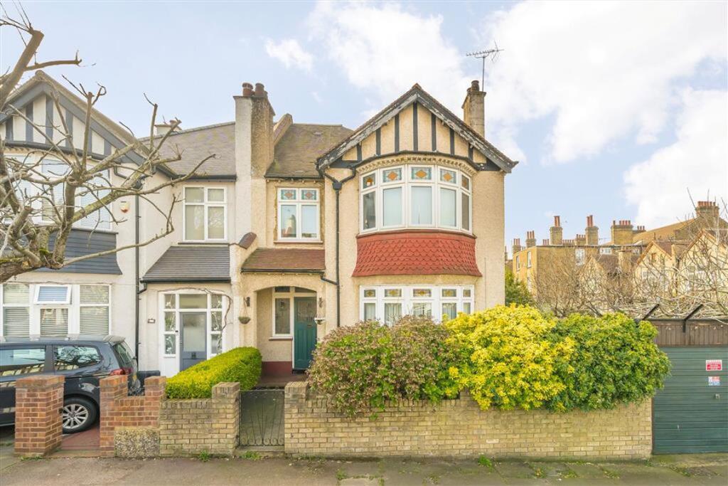 2 bed 1st Floor Flat for rent in Deptford. From Dexters - New Cross